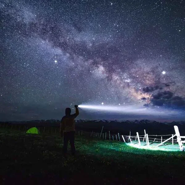 den-pin-cam-tay-nextool-4