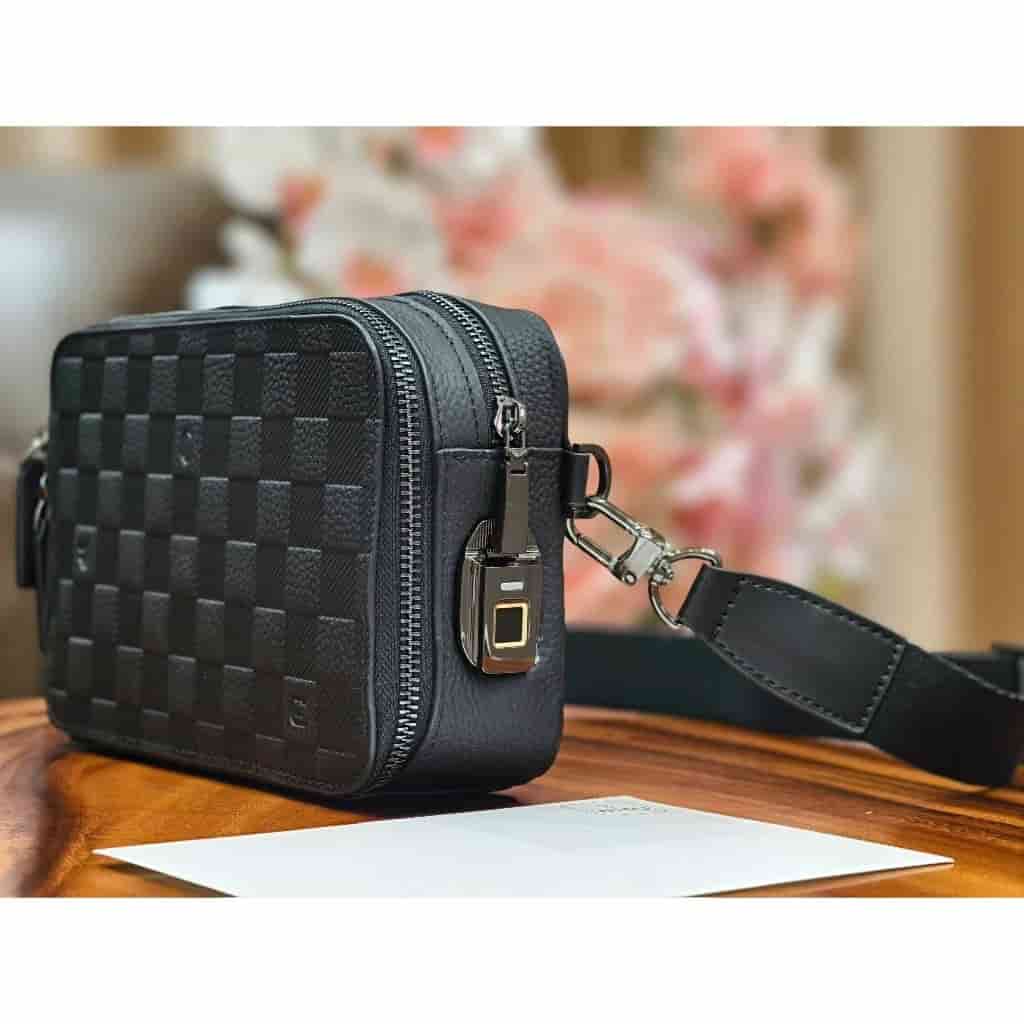 WiWU Master Genuine Leather Fingerprint Lock Crossbody Bag